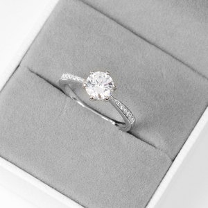 正品莫桑石钻戒1克拉S925银求婚结婚小众设计戒指女钻石仿真道具