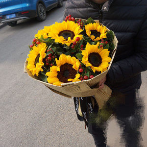 康乃馨兰州鲜花速递同城城关区安宁榆中鲜花店生日送玫瑰花束礼盒