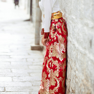春秋冬款大红色藏族服装女半身裙藏式裹裙 一片式锅庄舞演出长裙