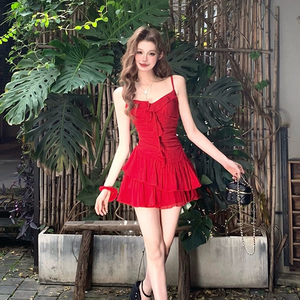 法式纯欲红色吊带连衣裙女收腰气质设计感度假风短裙性感辣妹裙子