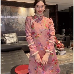 新中式国风复古粉色印花改良式旗袍女2023年冬季独特洋装超好看
