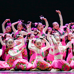 麻花辫舞蹈演出服儿童男女表开门红色六一小荷风采十届中国梦娃