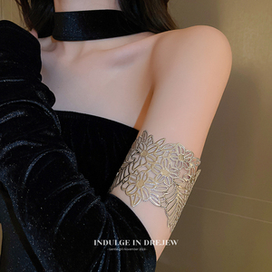 镂空花朵手镯女2024新款设计感小众臂环高级感夸张气质复古手饰