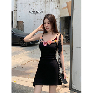 黑色吊带连衣裙女装夏季设计感立体花朵收腰显瘦不规则无袖短裙子