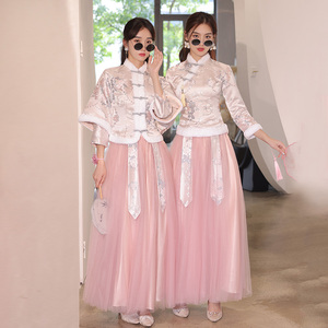中式伴娘服2024新款冬季中国风婚礼姐妹服伴娘团粉色加厚礼服裙女