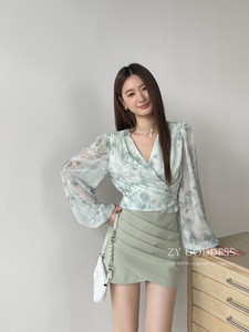 zy2023春季新款韩版设计感交叉V领衬衫法式温柔系带短款减龄上衣