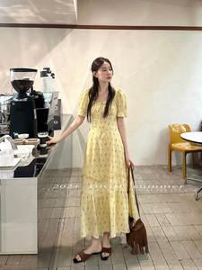 2024夏季新款韩版设计感印花方领荷叶边连衣裙法式泡泡袖甜美长裙