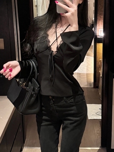 法式高级感打底衫女黑色气质内搭修身长袖设计感小众短款深V上衣