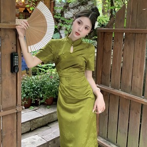 新中式国风绿色改良旗袍女夏季气质高级感日常绝美收腰缎面连衣裙