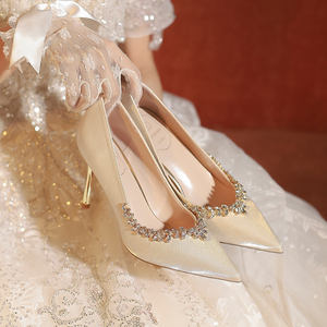 白色婚纱新娘鞋秀禾婚鞋订婚礼服绒面红色尖头高跟鞋女2024年新款