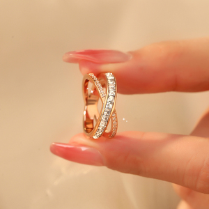 小方钻X字交叉戒指女碎钻钻石18K玫瑰金时尚个性设计高级轻奢通勤