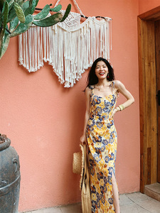 海南三亚海边度假吊带连衣裙女夏季显瘦沙滩拍照超仙黄色长款裙子
