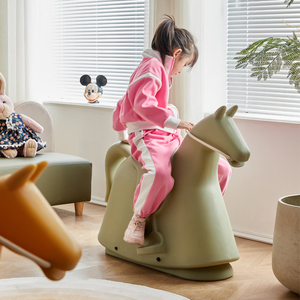 北欧儿童摇摇马 协调平衡玩具家用塑料ins简约木马椅子摆件设计师