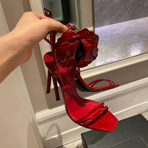 夏季新款红色玫瑰花高跟鞋女露趾性感漆皮细带一字带方头细跟凉鞋