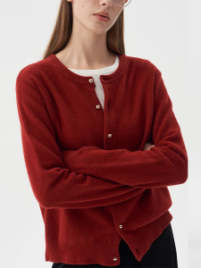 本命年红色圆领金扣羊毛毛衣女秋冬法式复古针织开衫新年上衣外套