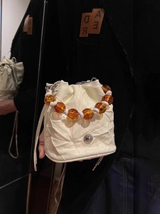新中式时尚褶皱水桶包包女2024新款串珠蛇骨链包腋下包手提斜挎包