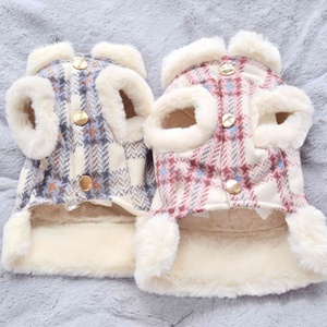 狗狗衣服秋冬保暖加绒可牵引马甲泰迪比熊小型犬猫咪宠物服装。