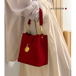 今年流行红色结婚手提水桶包包女士2024新款高级感通勤单肩斜挎包