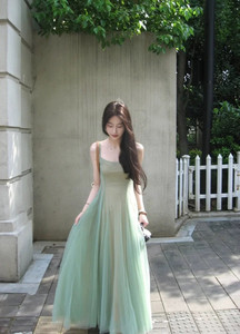 绿色露背网纱吊带连衣裙女夏季性感浪漫收腰显瘦两件套长裙