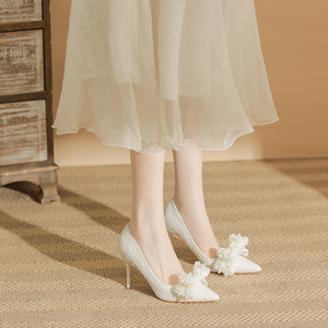 米白色婚鞋2024年新款女细跟新娘婚纱礼服鞋法式尖头蝴蝶结高跟鞋