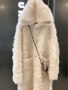 今年流行复古羊羔绒外套气质简约毛茸茸高端杏色长袖秋冬新款大衣