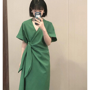 女装2024新款夏季韩系穿搭清新淡雅气质高级系带收腰绿色V领长裙