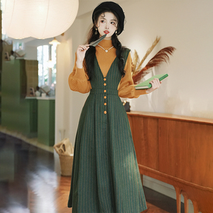 今年流行漂亮套装裙法式姜黄色针织衫搭减龄显瘦绿色背带裙两件套
