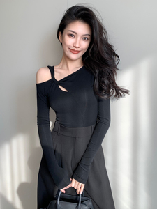 设计感扭结长袖针织衫女秋季韩式镂空露肩打底衫修身显瘦气质上衣