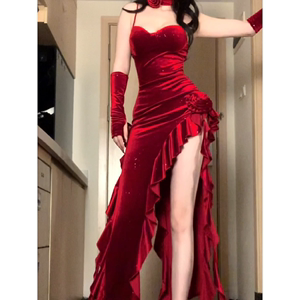 法式复古红色丝绒吊带连衣裙女秋冬时尚重工设计性感包臀礼服裙子