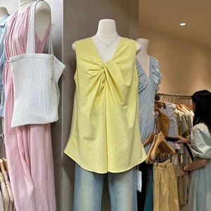广州十三行韩国货女装小鸡鹅黄色上衣设计感V领坎肩无袖背心衬衫