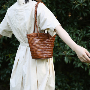 法式手工真皮编织包女小众设计海边度假包单肩水桶包菜篮子包小包