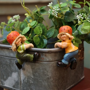 草莓帽乡村卡通树脂爬盆边玩偶小人娃娃个性庭院桌面装饰朋友送礼