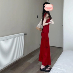 辣妹性感红色吊带连衣裙子女夏季新款2024小个子修身绝美收腰长裙