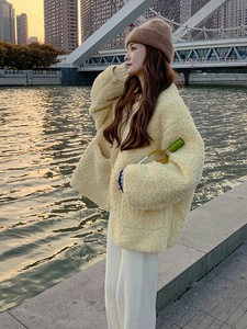 鹅黄色羊羔毛外套女2024冬季新款韩版宽松保暖皮毛一体颗粒绒棉服