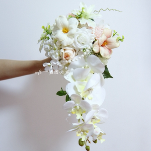 瀑布手捧花新娘订婚结婚拍照高级花束水滴手花西式韩式婚礼手捧花