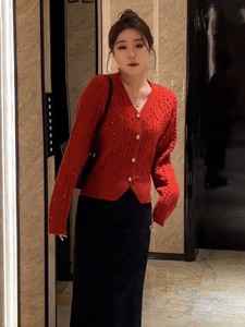 大码女装复古亮丝红色针织衫毛衣女春季新款显瘦开衫外套V领上衣