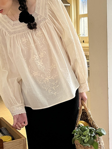 【Bergere乔亚女士】品牌定织 古典精致绣花细边蕾丝拼接方领衬衫