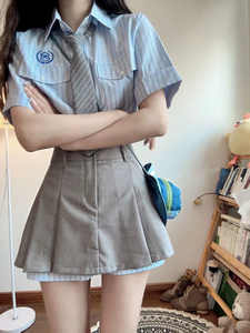 学院风蓝色条纹短袖衬衫夏季+双腰头拼接廓形灰色百褶裙裤套装女