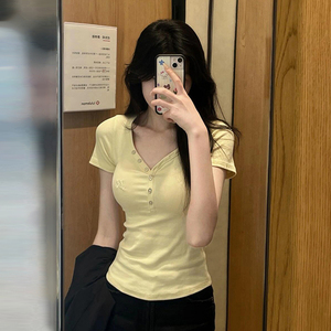 2024新款奶黄色v领正肩短袖t恤女夏季设计感修身美式辣妹短款上衣