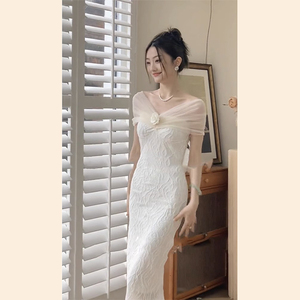 订婚轻礼服裙轻奢小众高端气质日常可穿一字肩修身白色蕾丝连衣裙