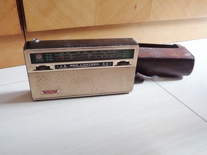 少见的上海产红灯2J8型晶体管三波段收音机（包老保真）