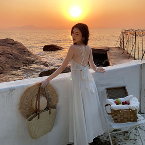 海滩夫人马尔代夫白色超仙度假裙露背连衣裙女夏吊带裙海边沙滩裙