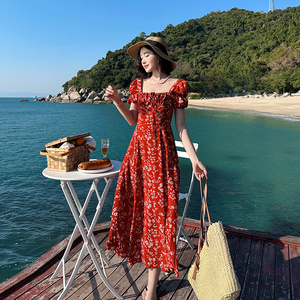 海滩夫人三亚海边红色度假裙方领沙滩裙碎花连衣裙女夏季气质显瘦