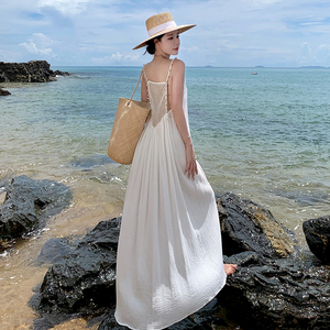 宽松贝壳装饰V领沙滩长裙女夏季高级性感露背镂空白色吊带连衣裙