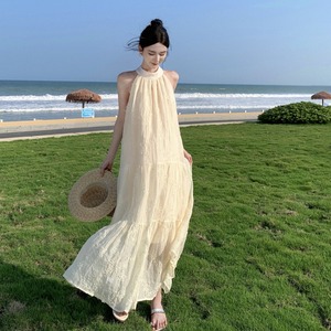 高级感法式刺绣无袖挂脖连衣裙女夏超仙气质绝美海边度假沙滩长裙