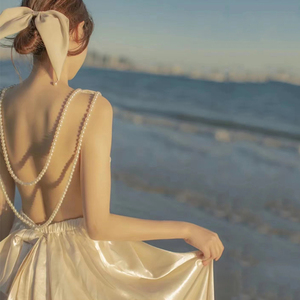 高级性感法式珍珠吊带连衣裙女夏海边度假光泽缎面露背礼服沙滩裙