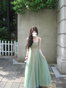 薄荷曼波绿色吊带连衣裙2024新款女夏季收腰网纱长裙子气质两件套
