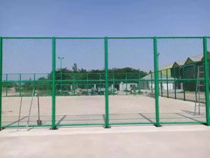 球场围网花架厂家直销铁丝包塑防护浸塑围栏网护栏隔离钢丝足球