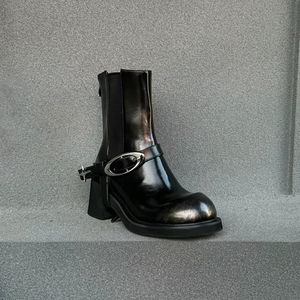 简约黑色系金属皮带扣马丁靴女2023年新款粗跟圆头后拉链显瘦短靴