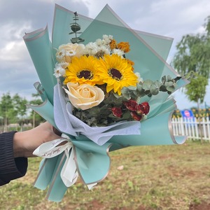 手捧玫瑰香皂花向日葵真花混搭干花束送男女朋友情人节目前礼物